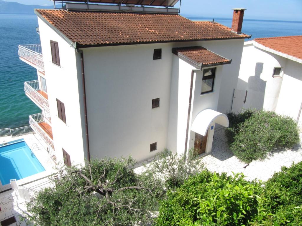 Apartments and rooms with a swimming pool Brist, Makarska - 15620 photo 1