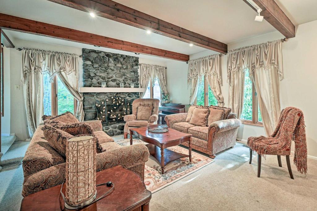 Family-Friendly Redmond Home with Spacious Deck