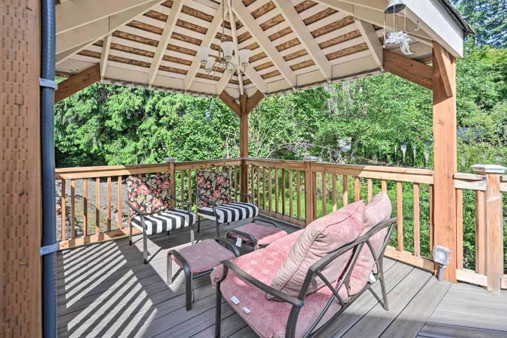 Family-Friendly Redmond Home with Spacious Deck photo 2