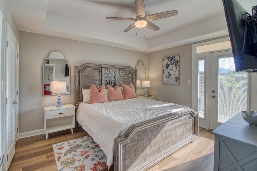 Fantastic Location! River and Mountain Views 2BR/2BA Sleeps 6 image