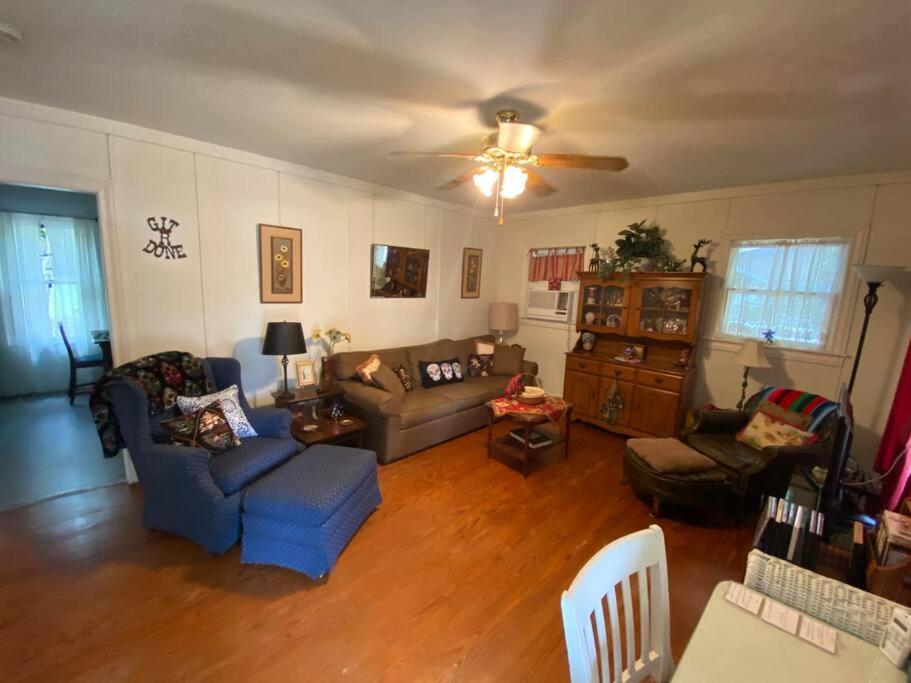11th St. Casa Blanca Bandera, TX. photo 4