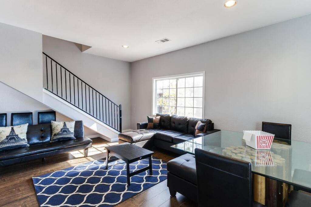 Cozy 3 bedroom San Fernando Valley image