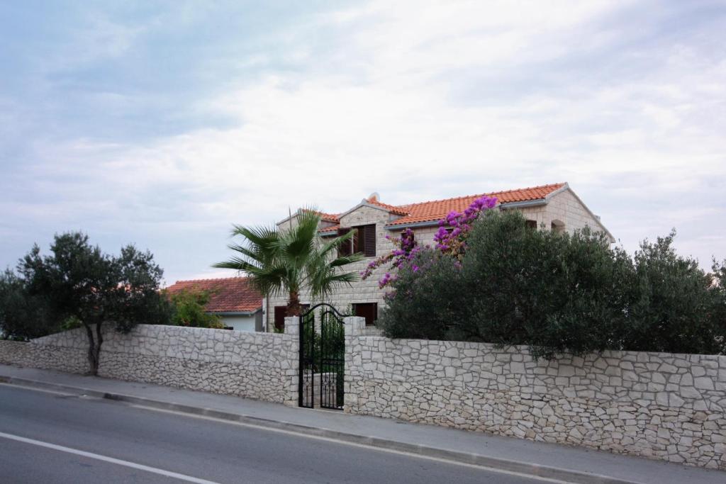 Apartments with a parking space Supetar, Brac - 5670