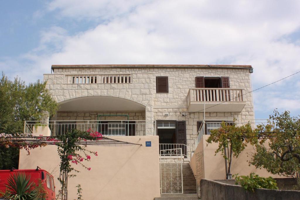 Family friendly seaside apartments Sumartin, Brac - 5771 photo 1