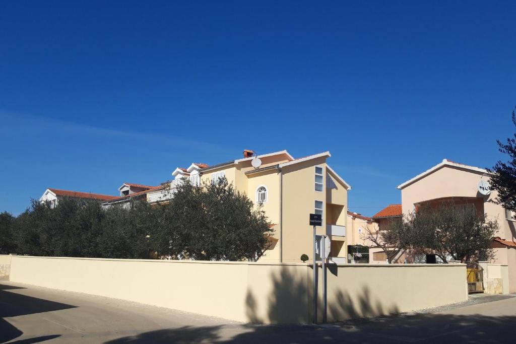 Apartments with a parking space Vrsi - Mulo, Zadar - 5796 photo 2