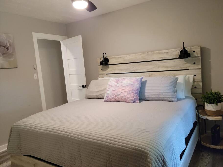 Kiki's Remodeled home! Close to Downtown! photo 4