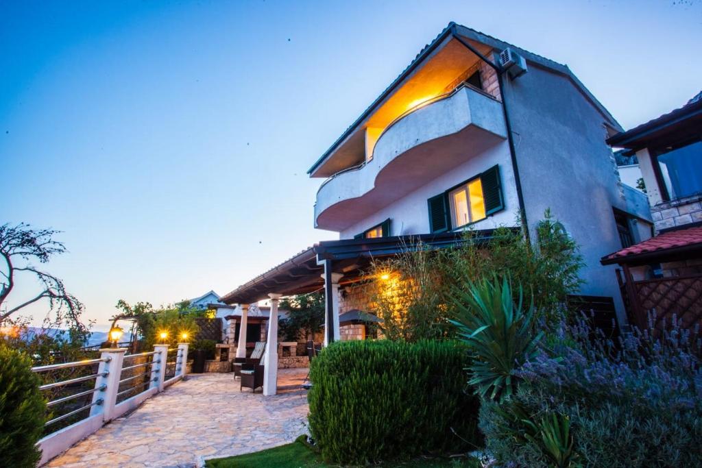 Family friendly house with a swimming pool Lokva Rogoznica, Omis - 4328 photo 1