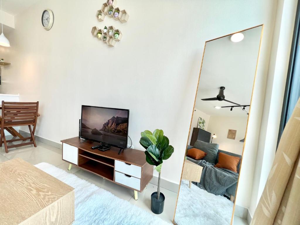 A 1-4 pax Cozy Studio TV Box Pool 100mps Wifi 3 bed Trefoil Setia Alam photo 1
