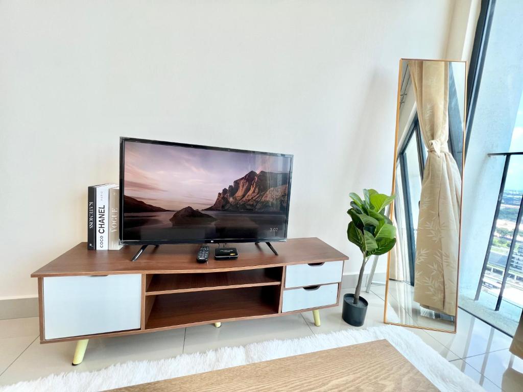 A 1-4 pax Cozy Studio TV Box Pool 100mps Wifi 3 bed Trefoil Setia Alam photo 2
