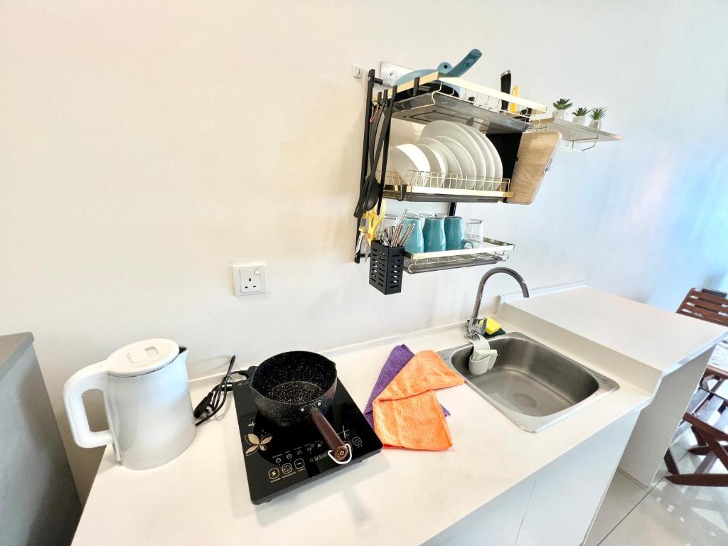A 1-4 pax Cozy Studio TV Box Pool 100mps Wifi 3 bed Trefoil Setia Alam photo 3