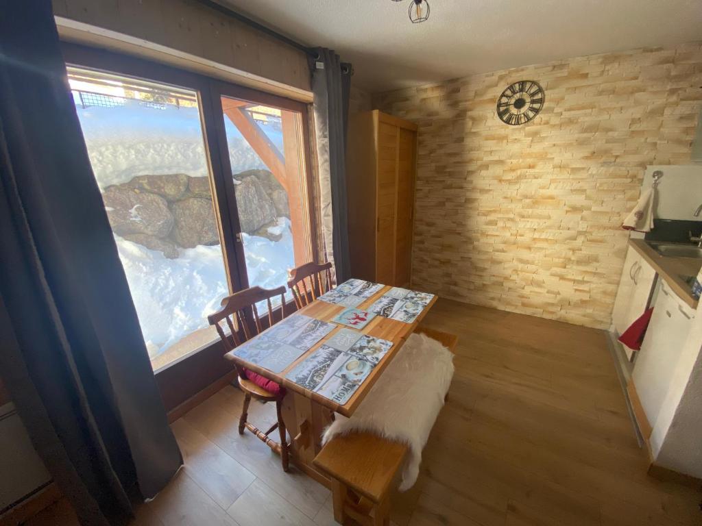 Chaleureux appartement rénové ambiance chalet photo 4