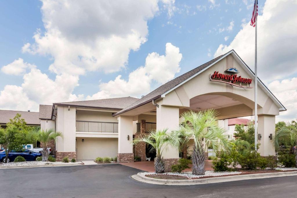 Howard Johnson by Wyndham Savannah GA image