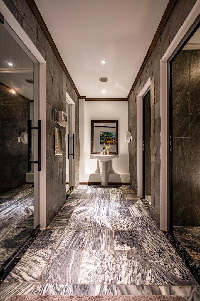 Roseland Point Hotel