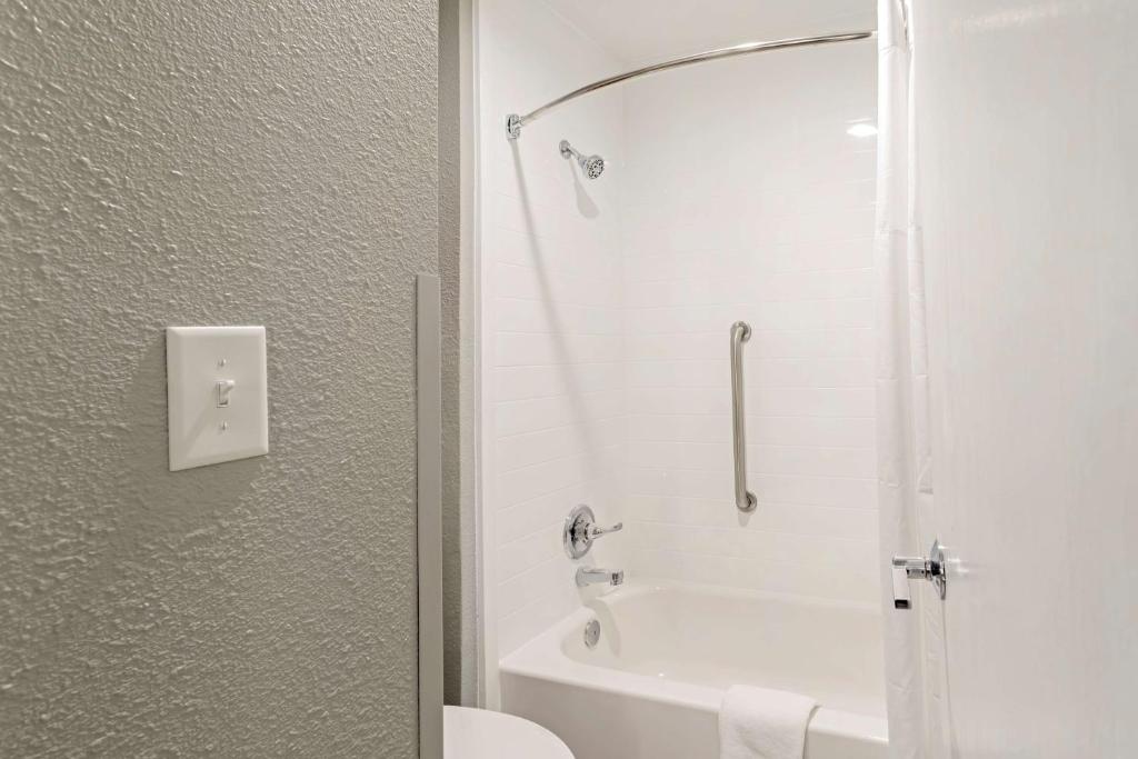 Best Western Plus Cleveland Inn & Suites - Tap to explore photos