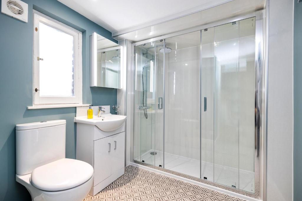 2 bedroom apartment on Peebles High Street - Tap to explore photos