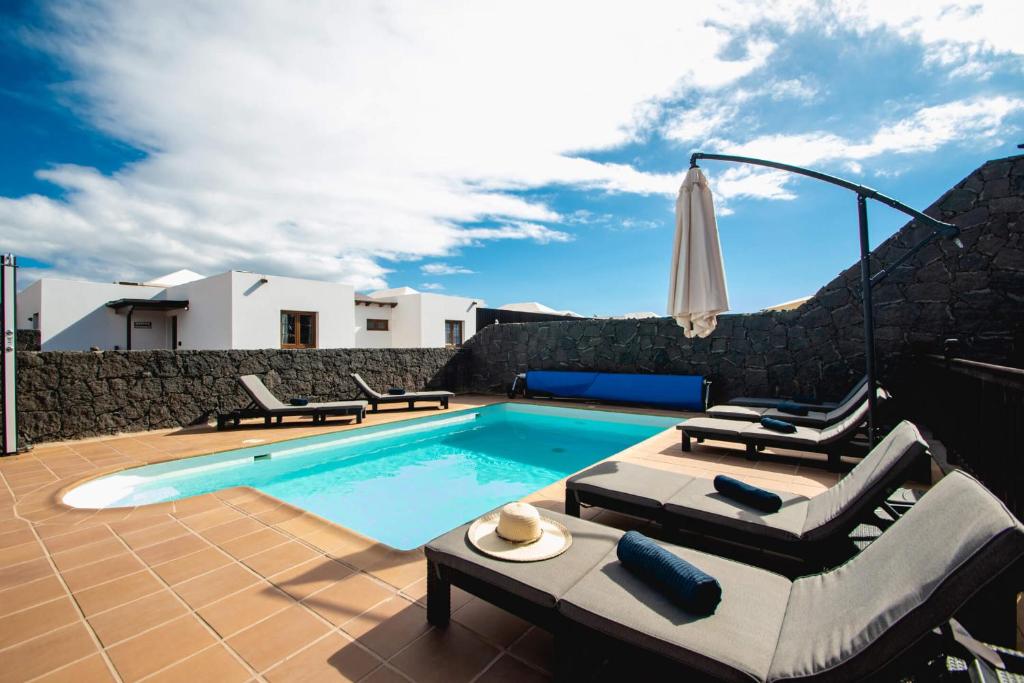 Villa Vista Reina - Luxury 6 Bedroom - Heated Pool- Views - Pool Table - Vista Lobos - Playa Blanca photo 3