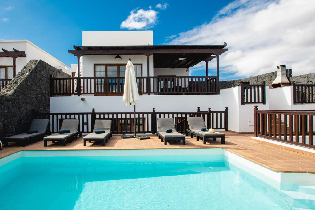Villa Vista Reina - Luxury 6 Bedroom - Heated Pool- Views - Pool Table - Vista Lobos - Playa Blanca photo 1