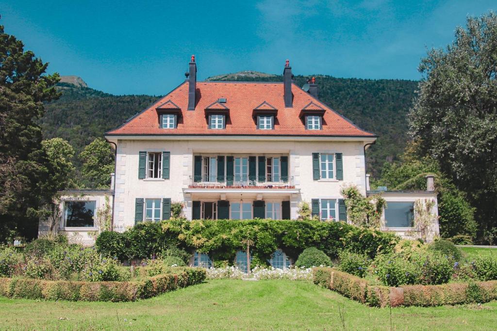 Chateau d'Echenevex - Luxury Escape near Geneva