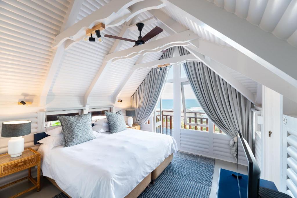 Brenton on Sea Chalet - Tap to explore photos