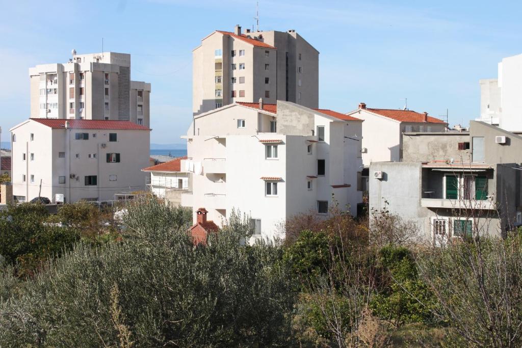 Apartments with a parking space Dugi Rat, Omis - 7481 photo 1