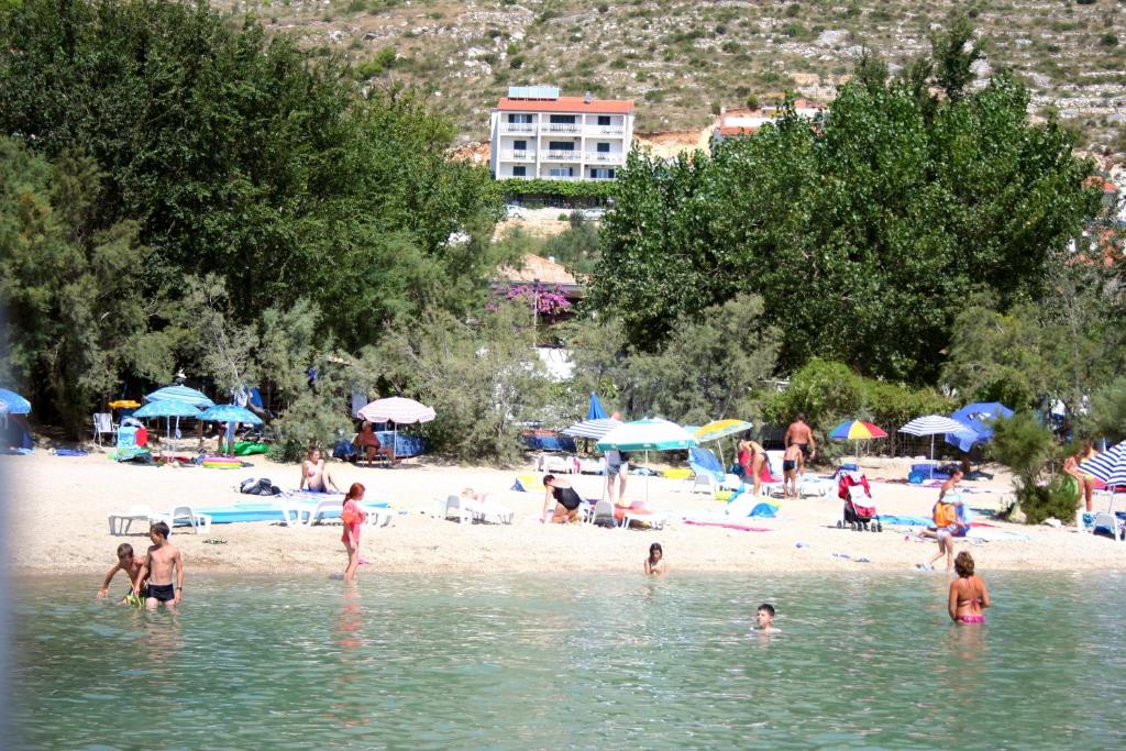 Apartments with a parking space Duce, Omis - 7532
