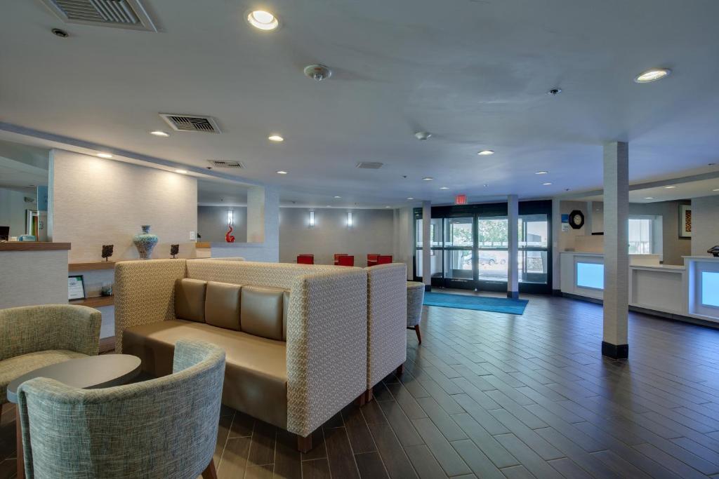 Holiday Inn Express W-I40/Whitebridge Road, an IHG Hotel image