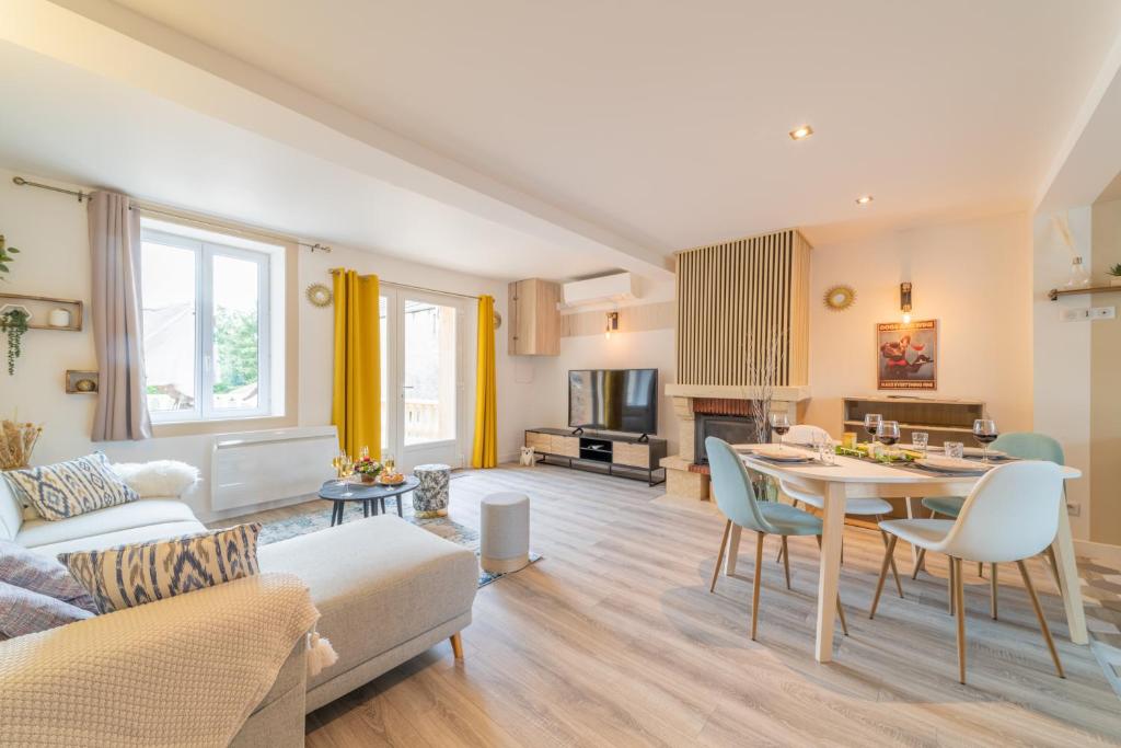 Côté Cour, 3 chambres, terrasses, jardin privé avec terrain de pétanque, cave voutée photo 1