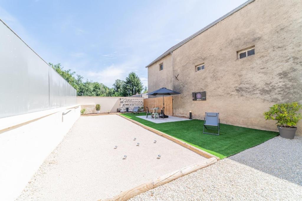 Côté Cour, 3 chambres, terrasses, jardin privé avec terrain de pétanque, cave voutée photo 2