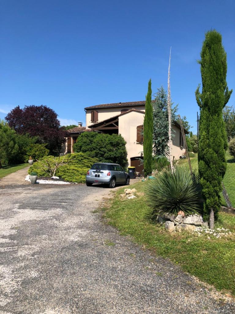 Maison chaleureuse avec parking voitures photo 3