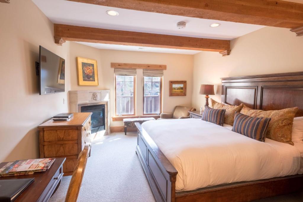 Hotel King Hotel Room by Redawning image