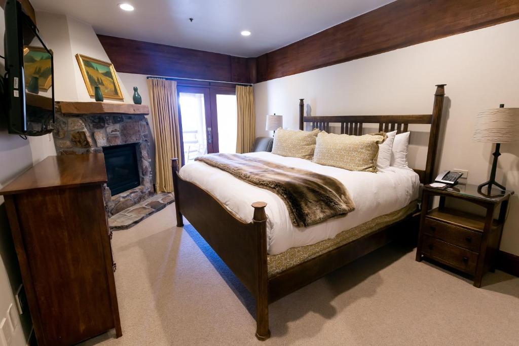 Main Lodge Luxury King Room With Hot Tub Hotel Room by Redawning image