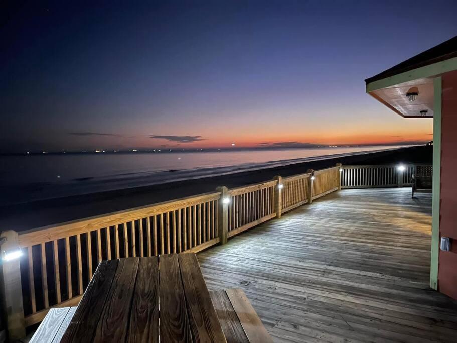 Stunning Beachfront 3 Bedroom Home, CoralMoonBeach photo 2