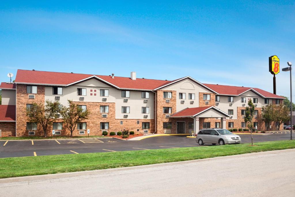 Super 8 by Wyndham Fairview Heights-St. Louis image