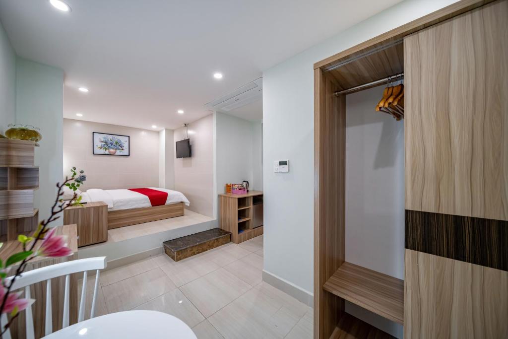 RedDoorz Premium near E-Town 3