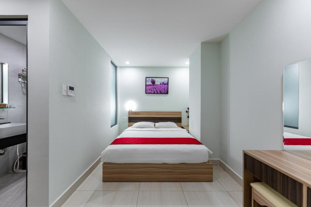 RedDoorz Premium near E-Town 3