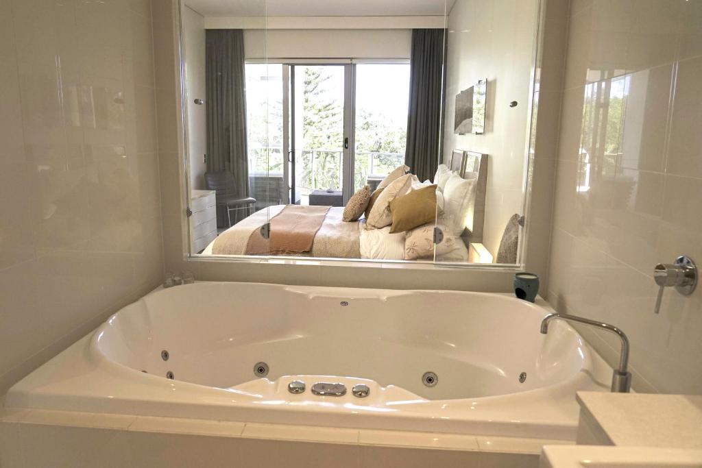 Peppers Balé Luxury Beach Accommodation Kingscliff - privately let photo 2