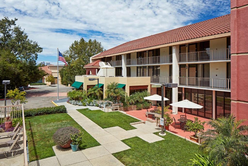 La Quinta Inn & Suites by Wyndham Thousand Oaks-Newbury Park image