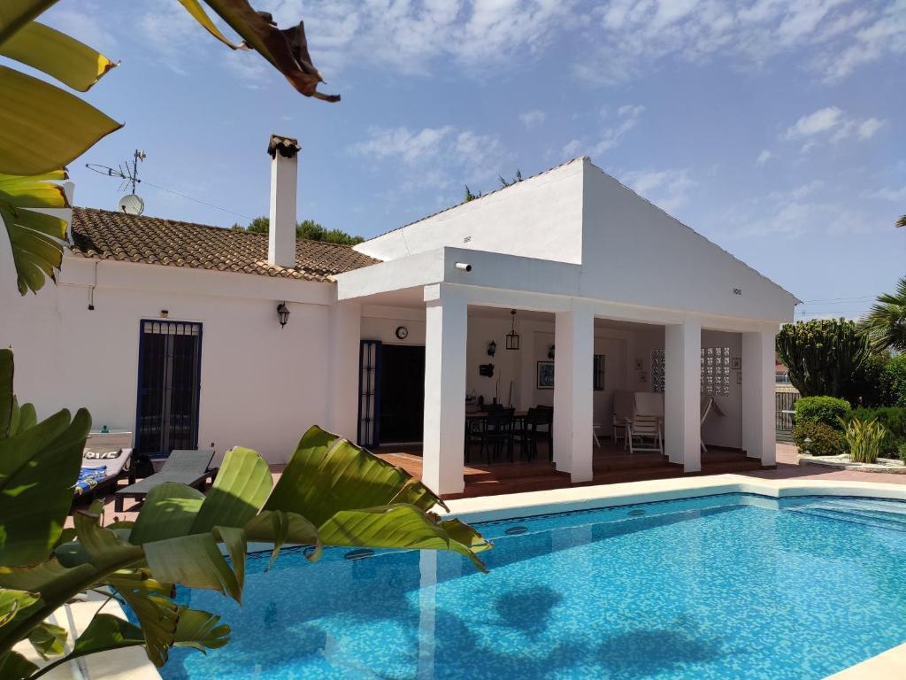 Villa with Private Pool, BBQ, Fitness Center & Sauna photo 1