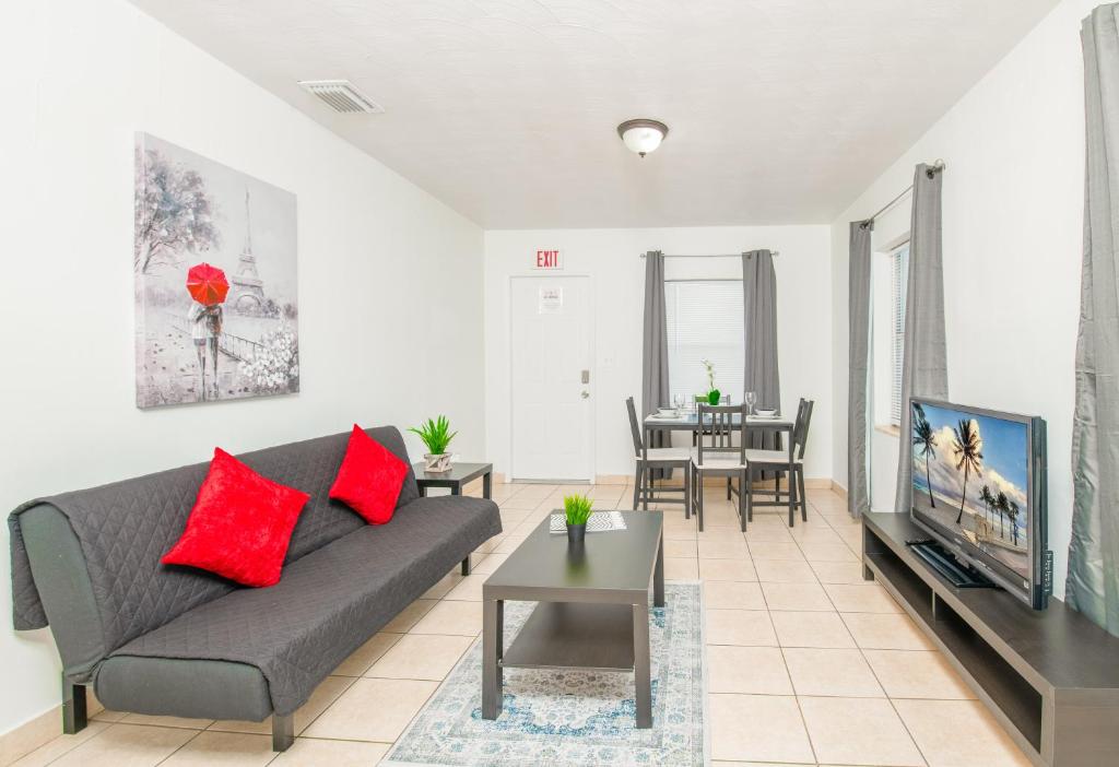 Hollywood private apartments image