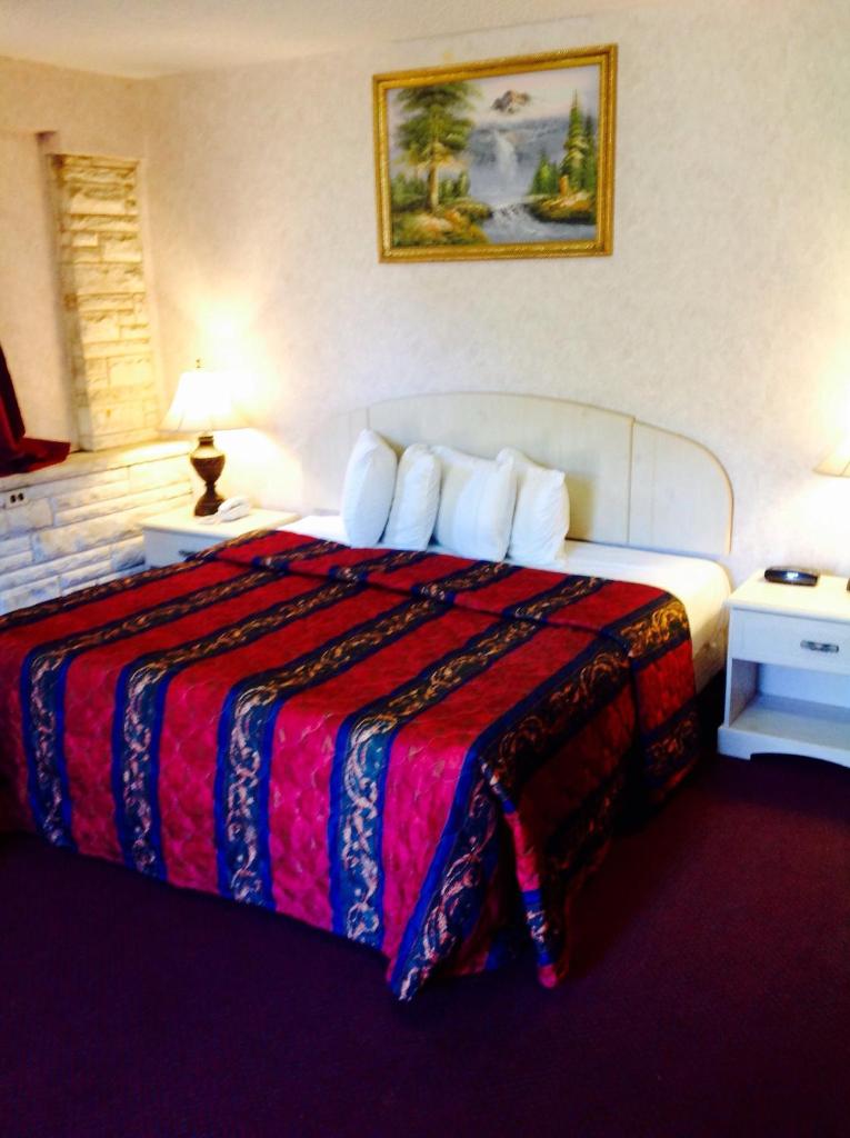 Red Carpet Inn & Suites Hammonton NJ Route-30E Room Type - King Room with Spa Bath