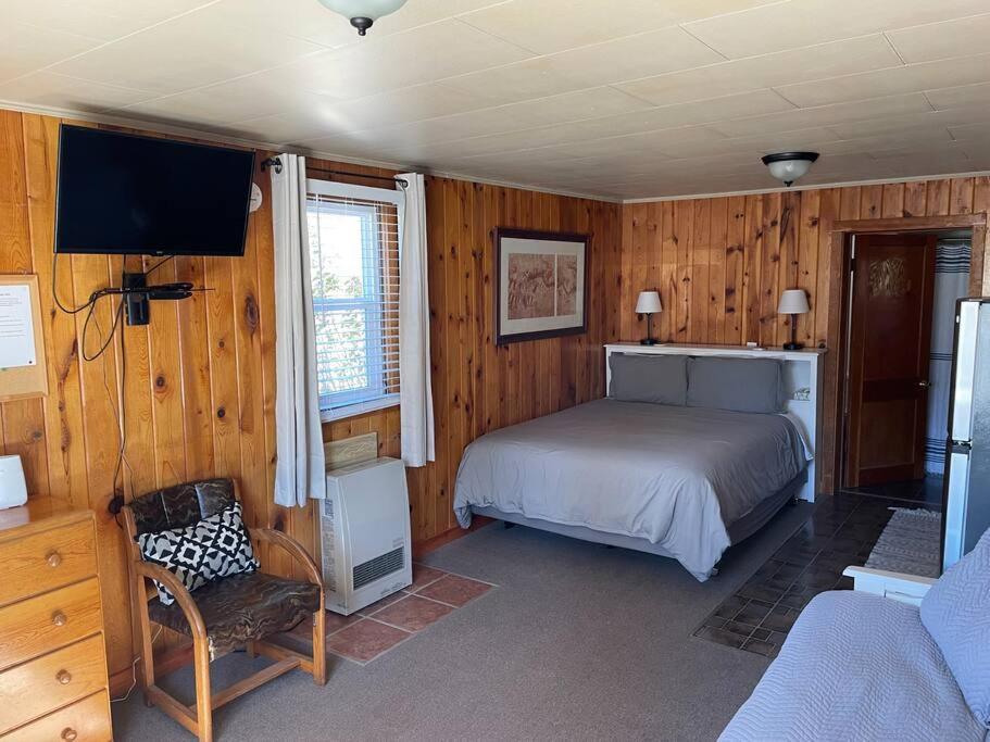 Cozy cabin #2 at Aspen Ridge Cabins photo 4