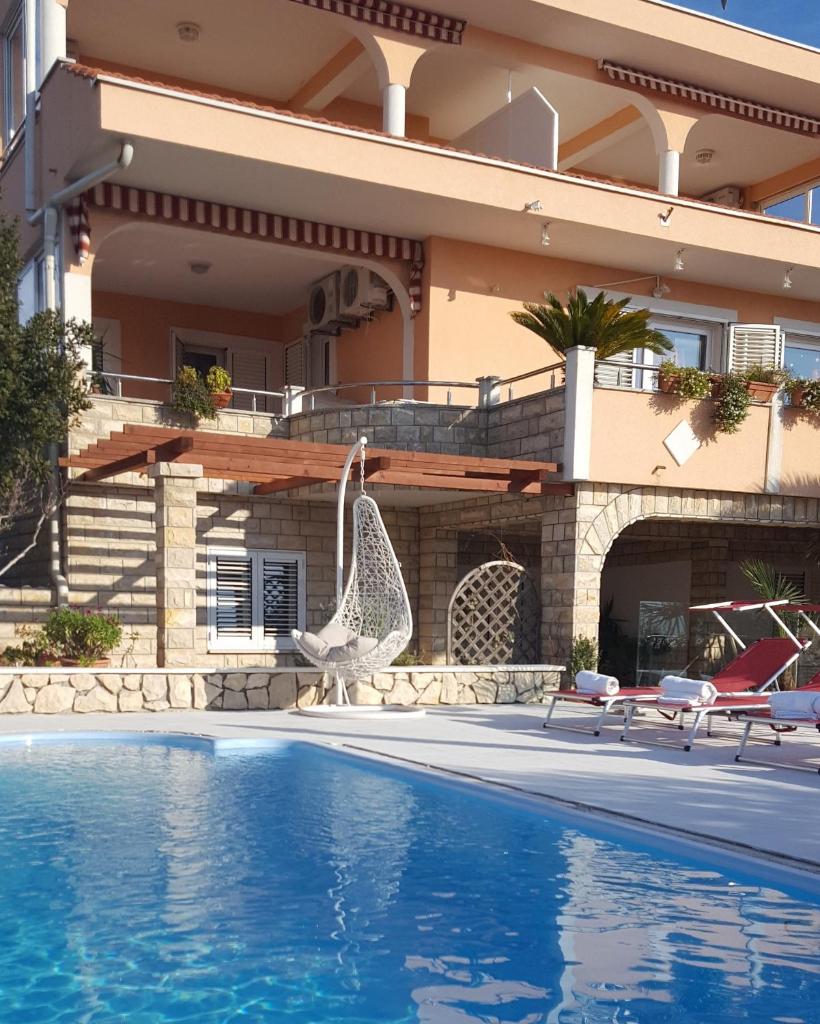 Apartments and rooms with a swimming pool Novalja, Pag - 9334 photo 1