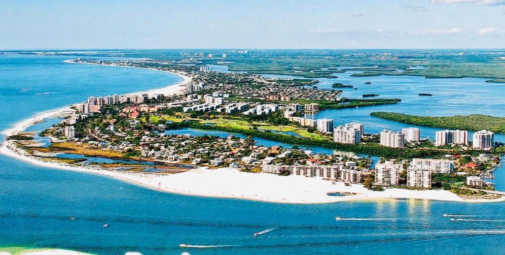 Luxury beach condo located on the bay in a Tropical Oasis!!!