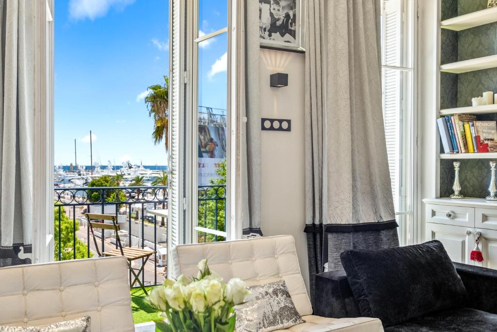 Croisette Luxury Waterfront across the sea photo 1