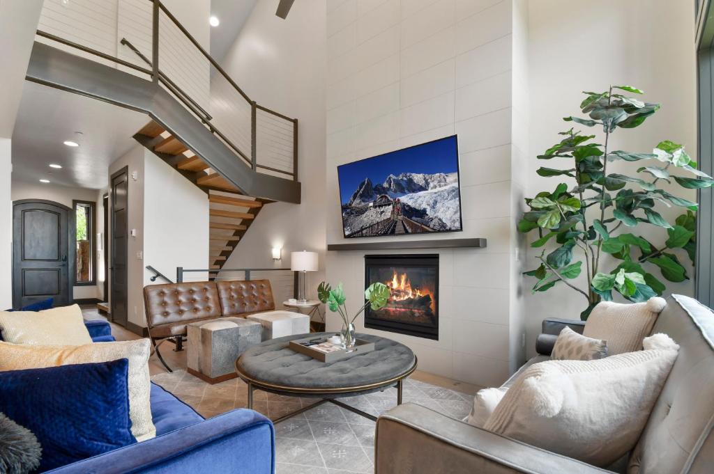 Walk to Skiing at Frostwood Gondola, Luxury Townhome on Golf Course, Private Hot Tub, Mountain Views image
