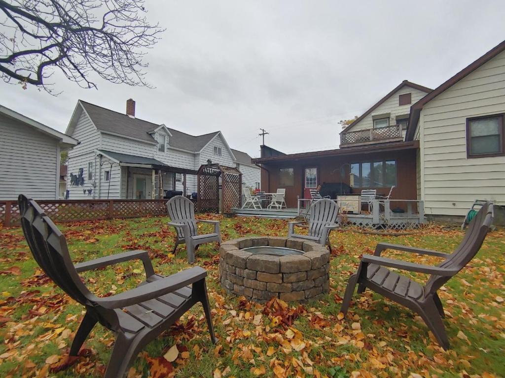 Huge historic, w/large yard & close to beach photo 4
