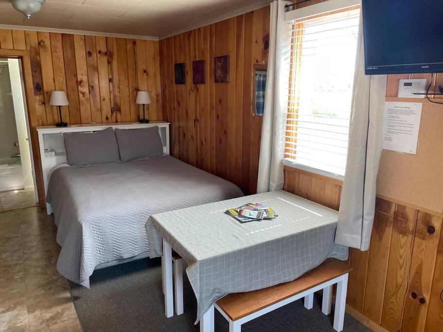 Cozy cabin #3 at Aspen Ridge Cabins photo 3