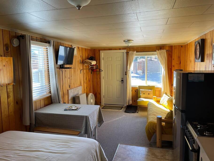 Cozy cabin #3 at Aspen Ridge Cabins photo 2