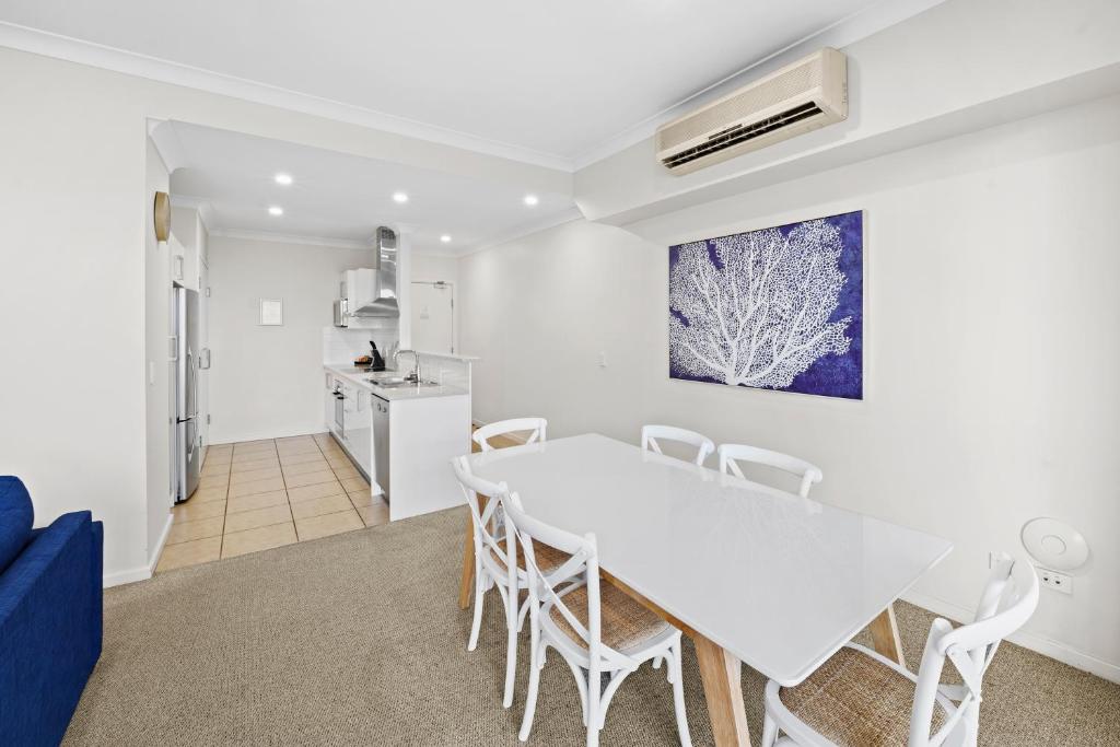 Macquarie Waters Boutique Apartment Hotel - Tap to explore photos