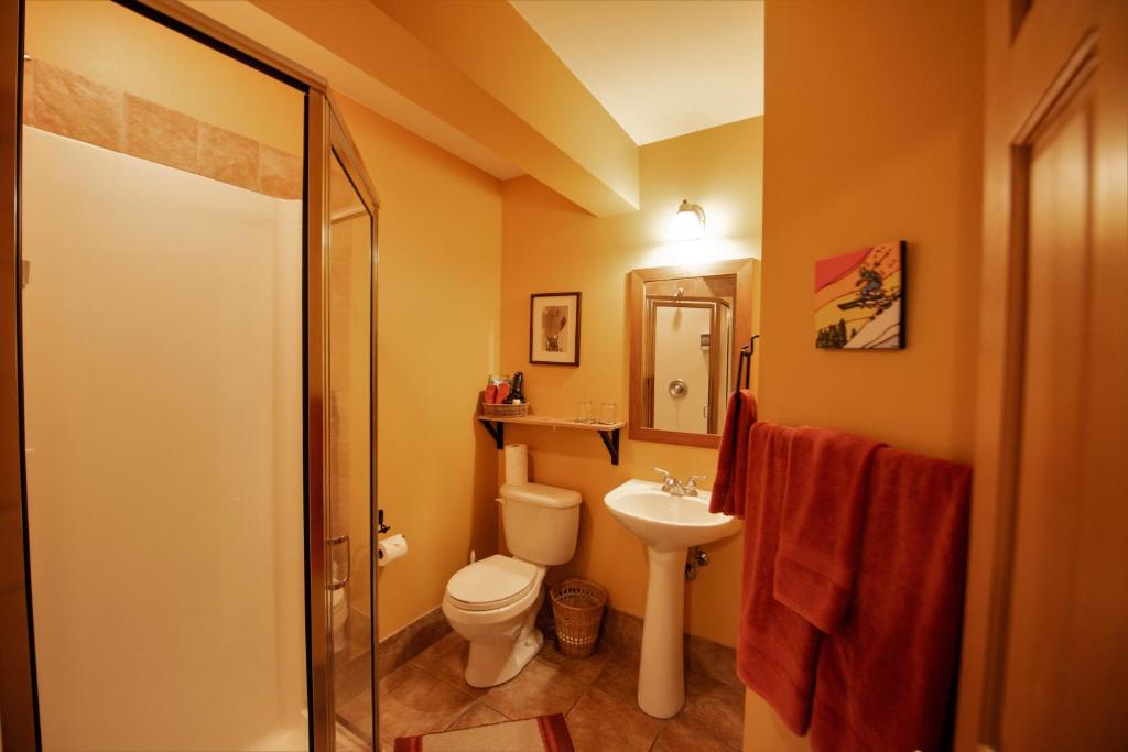 Auberge Kicking Horse Guest House photo 4